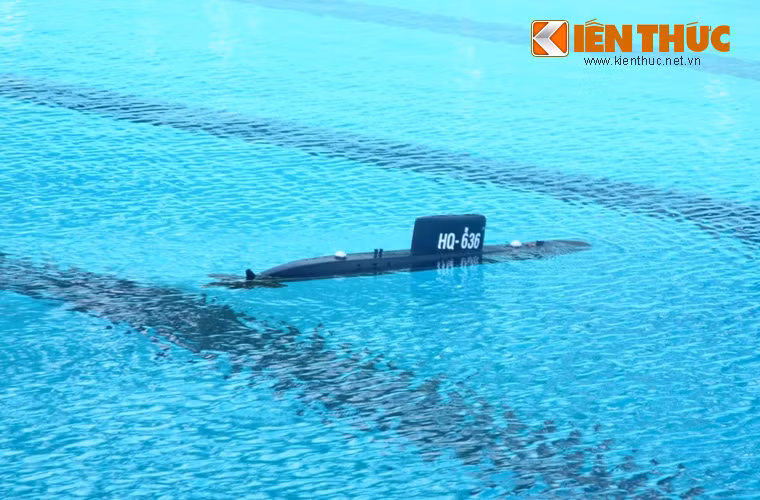Tàu ngầm tấn công HQ-636 trong bài thi, mô hình tàu có thể lặn.