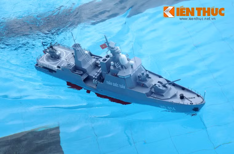 Tàu hộ vệ tên lửa Trần Quốc Tuấn “rẽ sóng”.
