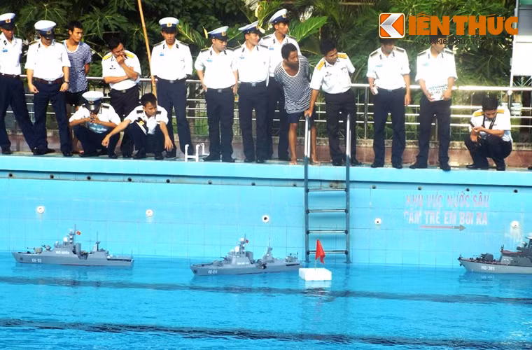 Bắt đầu bài thi dưới nước, các phao cắm cờ đỏ là bia bắn cho các tàu chiến mặt nước.