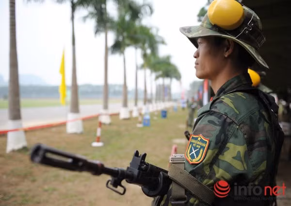 Chuẩn bị quân tư trang đầy đủ chờ gọi tên.