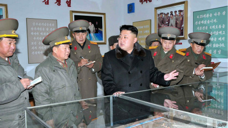 Tháp tùng Kim Jong-un trong những ngày này thường là các tướng tá được cho "đang nổi lên'" trên chính trường Triều Tiên.