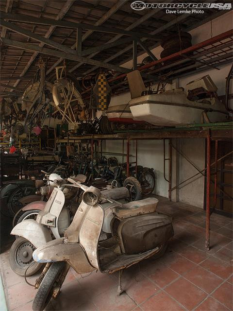 Hiện, trong nhà Trần Quang Vinh, có rất nhiều đồ cổ đang được lưu giữ.