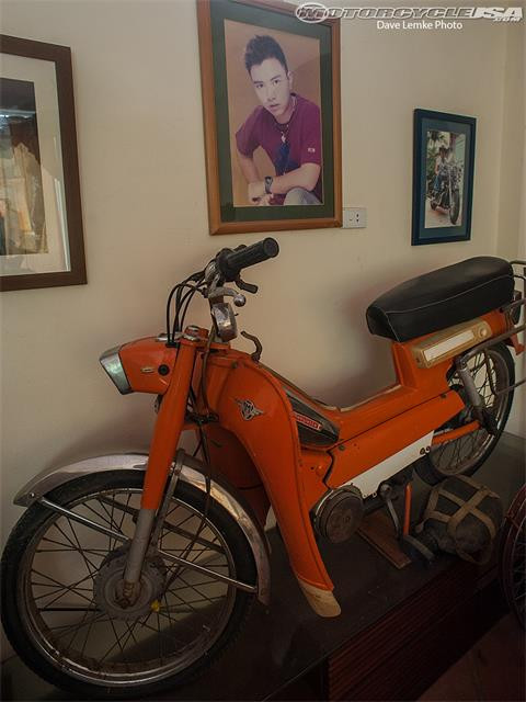 Có thể nói, xe cổ có mặt mọi nơi thân thuộc của Trần Quang Vinh, thậm chí cả ảnh chụp bên xe... cũng được Vua môtô treo khắp nhà.