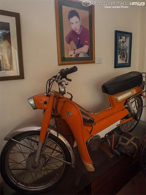 Có thể nói, xe cổ có mặt mọi nơi thân thuộc của Trần Quang Vinh, thậm chí cả ảnh chụp bên xe... cũng được Vua môtô treo khắp nhà.