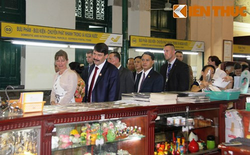 Tổng thống và Phu nhân ngắm nhìn những vật lưu niệm mang đậm bản sắc văn hóa dân tộc Việt Nam được trưng bày tại Bưu điện thành phố.