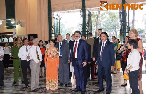 Dù suốt từ sáng đến chiều phải di chuyển liên tục để thăm nhiều nơi nhưng Tổng thống vẫn tỏ rõ sự phấn khởi, vui tươi, không mệt mỏi.