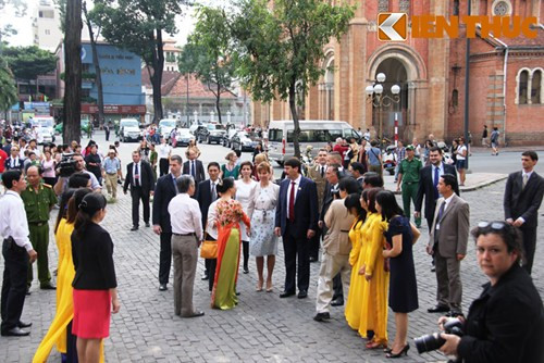 Tổng thống Ader Janos cùng Phu nhân (đứng cạnh) nhận được sự tiếp đón nồng hậu của người dân thành phố, trước sự chứng kiến của rất đông du khách quốc tế đến Việt Nam du lịch.