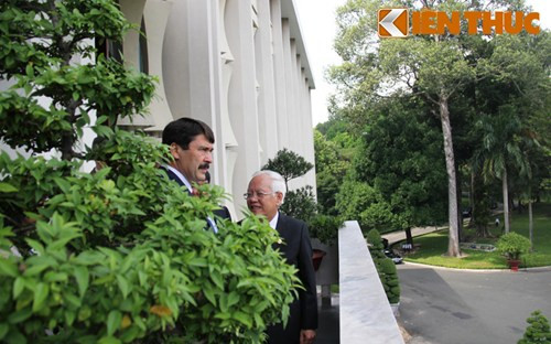 "Tôi hay so sánh và thường xem lại những trang sách với hình ảnh thành phố của các bạn 30- 40 năm trước như thế nào và bây giờ ra sao? Khi đến đây tôi thật sự ngạc nhiên vì sự thay đổi gần như là hoàn toàn và to lớn. Trên đường đi từ trung tâm ra ngoại vi thành phố, chúng tôi chứng kiến nhiều công trình đầu tư, xây dựng phát triển rất mạnh mẽ mà thành phố đang thực hiện”, Tổng thống Ader Janos chia sẻ.