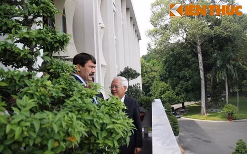 "Tôi hay so sánh và thường xem lại những trang sách với hình ảnh thành phố của các bạn 30- 40 năm trước như thế nào và bây giờ ra sao? Khi đến đây tôi thật sự ngạc nhiên vì sự thay đổi gần như là hoàn toàn và to lớn. Trên đường đi từ trung tâm ra ngoại vi thành phố, chúng tôi chứng kiến nhiều công trình đầu tư, xây dựng phát triển rất mạnh mẽ mà thành phố đang thực hiện”, Tổng thống Ader Janos chia sẻ.