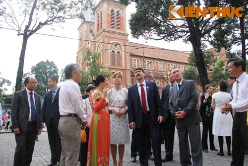 Tổng thống và Phu nhân cùng đoàn cấp cao Cộng hòa Hungary vô cùng thích thú ngắm nhìn những công trình, kiến trúc của thành phố như Nhà thờ Đức Bà, Bưu điện thành phố...