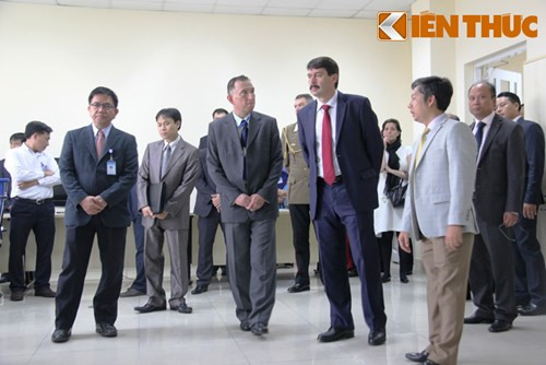 Tổng thống Hungary rất quan tâm đến nguồn cung cấp nước sạch cũng như vấn đề xử lý nước thải, giá nước...và đặt ra nhiều câu hỏi với lãnh đạo 2 nhà máy nước.