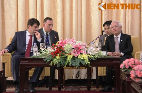 Trong cuộc hội kiến với Chủ tịch UBND TP HCM Lê Hoàng Quân tại Dinh Thống Nhất ngay sau đó, Tổng thống Hungary đã tỏ vẻ hài lòng, đánh giá cao về kế hoạch rất rõ ràng, mục tiêu đúng đắn của TP HCM trong vấn đề cung cấp nước sạch, xử lý nước thải, bảo vệ môi trường mà thành phố đang thực hiện và sẽ hoàn thành trong thời gian tới.