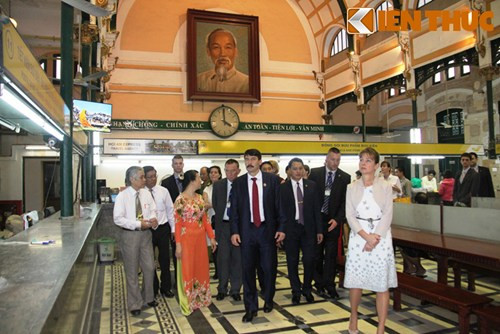 Phái đoàn của Tổng thống Hungary đi khắp Bưu điện để tham quan, đúng vào thời điểm có rất đông khách Quốc tế cũng đến đây chiêm ngưỡng.