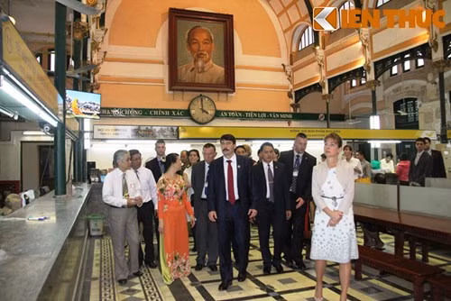 Phái đoàn của Tổng thống Hungary đi khắp Bưu điện để tham quan, đúng vào thời điểm có rất đông khách Quốc tế cũng đến đây chiêm ngưỡng.