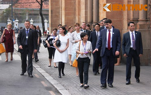 Trong khuôn khổ chuyến thăm chính thức Việt Nam, hôm nay (ngày 29/11), Tổng thống Hungary Ader Janos và Phu nhân cùng phái đoàn đã đến TP HCM. Chiều cùng ngày, sau khi đến thăm Bảo tàng Chứng tích chiến tranh, Tổng thống (người đi giữa hàng đầu) đã dạo bộ trong khu trung tâm thành phố.