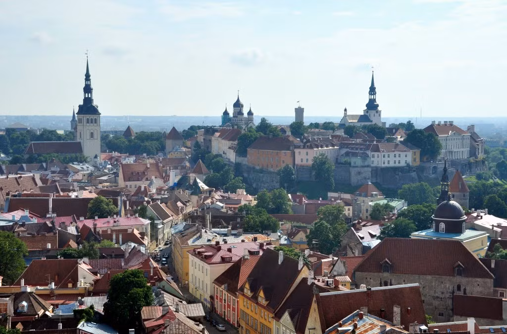 Năm ngoái, nước này đã đạt được tỷ lệ tăng trưởng 2,4% trong khi các nước châu Âu đang sa lầy vào suy thoái kinh tế. Estonia đứng ở vị trí thứ 21 trong bản báo cáo Môi trường kinh doanh do Ngân hàng thế giới thực hiện, xếp thứ 32 về Chỉ số nhận thức tham nhũng.