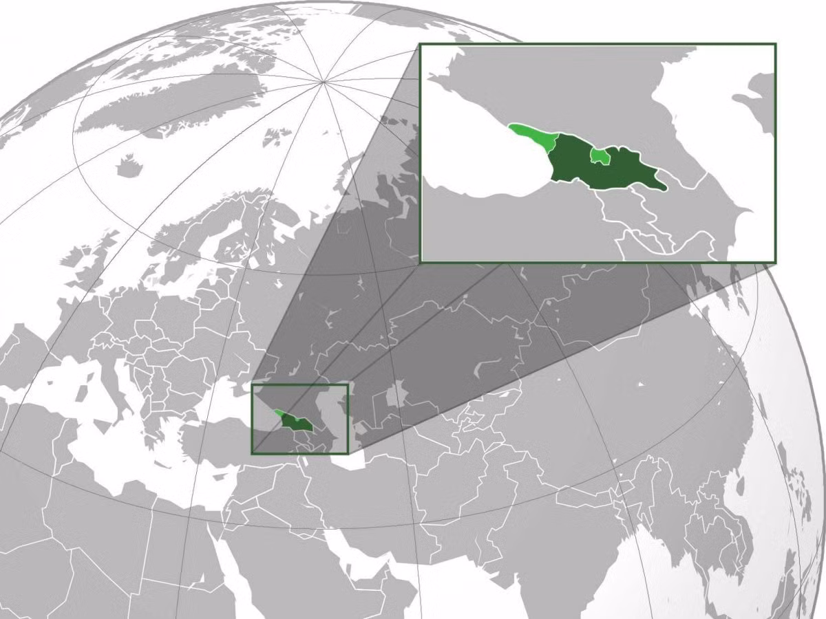 Gần đây, nước này đã trải qua quá trình chuyển đổi quyền lực một cách hòa bình và hiện duy trì một chế độ dân chủ khá hiệu quả. Bằng chứng rõ ràng nhất đó là Ngân hàng Thế giới xếp Georgia đứng ở vị trí thứ 9 trong bản báo cáo Môi trường kinh doanh toàn cầu, đứng thứ 7 trong các quốc gia có hệ thống đăng kí kinh doanh tốt nhất.