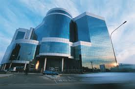 Nhờ tận dụng mối quan hệ chiến lược với những công ty quốc tế để hưởng lợi kinh tế, quốc gia châu Phi này đã gặt hái được những thành công trong nhiều mặt và tạo được những bước tiến lớn trong xóa đói giảm nghèo. Giữa năm 1966 và 1999, Botswana đã đạt được mức tăng trưởng bình quân 9%, tỷ lệ cao nhất của thế giới hồi bấy giờ.