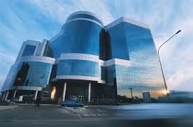 Nhờ tận dụng mối quan hệ chiến lược với những công ty quốc tế để hưởng lợi kinh tế, quốc gia châu Phi này đã gặt hái được những thành công trong nhiều mặt và tạo được những bước tiến lớn trong xóa đói giảm nghèo. Giữa năm 1966 và 1999, Botswana đã đạt được mức tăng trưởng bình quân 9%, tỷ lệ cao nhất của thế giới hồi bấy giờ.