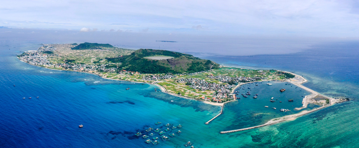 Từ ngày 20/5 đến 22/5, hơn 60 vận động viên thuộc 6 câu lạc bộ dù lượn ở TP.HCM, Đà Nẵng, Hà Nội... tập trung về huyện đảo Lý Sơn, Quảng Ngãi tham gia giải lần thứ 2.