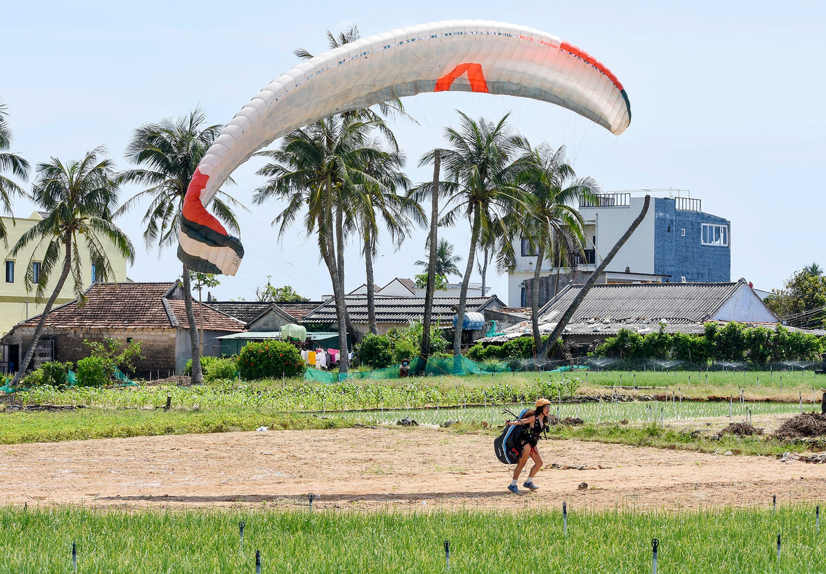 Nữ vận động viên Nguyễn Thụy Đani, Câu lạc bộ Dù lượn TP.HCM, tiếp đất thành công. Chị chia sẻ mình cảm thấy ấn tượng đặc biệt khi tham gia giải dù lượn quốc gia ở huyện đảo Lý Sơn năm nay. "Xuất phát từ đỉnh núi Thới Lới, ngồi trên dù lượn tôi có thể chiêm ngưỡng làn nước biển trong veo màu ngọc bích vừa ngắm được bà con nông dân lao động trên cánh đồng thơ mộng nơi đây", Đani thổ lộ. Sau ba ngày thi đấu giải Vô địch các Câu lạc bộ Dù lượn quốc gia lần thứ 2, Ban tổ chức đã trao giải nhất đồng đội cho Câu lạc bộ Dù lượn Sơn Trà (Đà Nẵng); giải nhất cá nhân nam là Nguyễn Văn Tiến Toàn, Câu lạc bộ Dù lượn Đà Nẵng; giải nhất cá nhân nữ là Nguyễn Thị Tuyết Trinh, Câu lạc bộ Dù lượn Sài Gòn (TP.HCM).