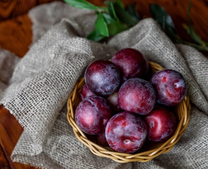 Ăn mận mùa hè nhớ kỹ điều này để yên tâm ăn thoải mái An man mua he nho ky dieu nay de yen tam an thoai mai