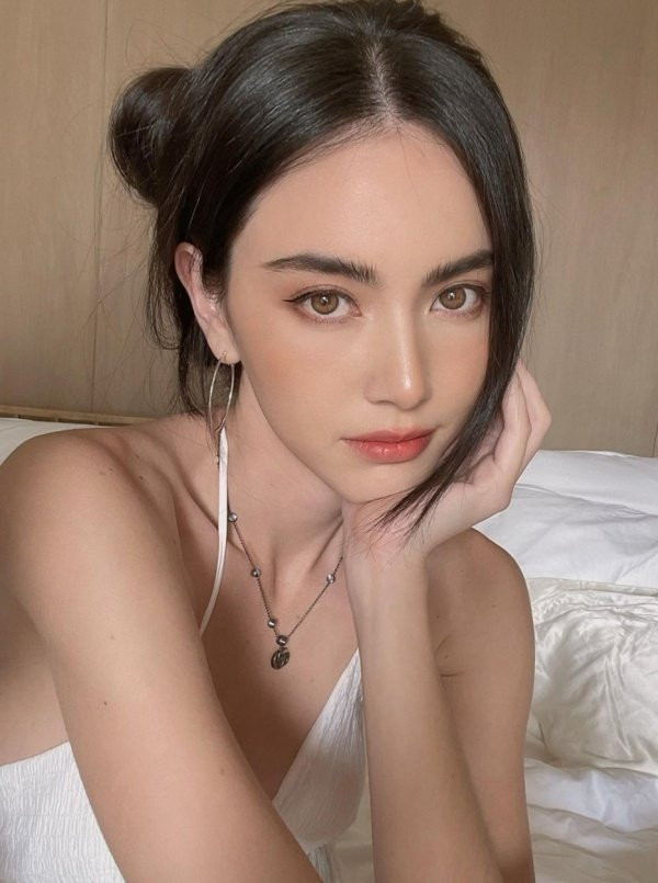 “Ma nữ đẹp nhất Thái Lan” mặc váy lụa như đồ ngủ nhưng lấn át hoàn toàn dàn sao đình đám - Hình 12 “Ma nu dep nhat Thai Lan” mac vay lua nhu do ngu nhung lan at hoan toan dan sao dinh dam-Hinh-12