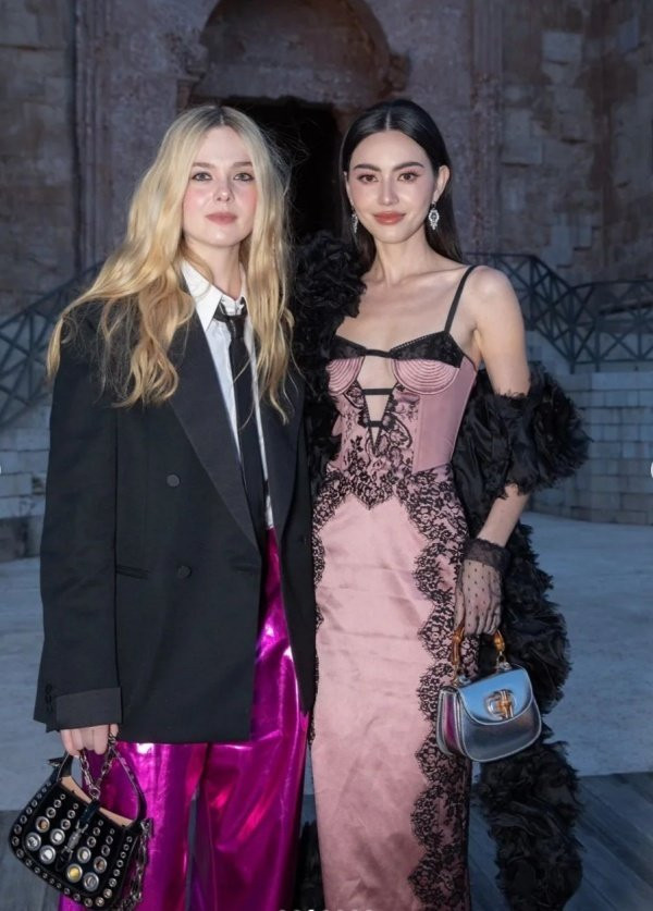 “Ma nữ đẹp nhất Thái Lan” mặc váy lụa như đồ ngủ nhưng lấn át hoàn toàn dàn sao đình đám - Hình 7 “Ma nu dep nhat Thai Lan” mac vay lua nhu do ngu nhung lan at hoan toan dan sao dinh dam-Hinh-7