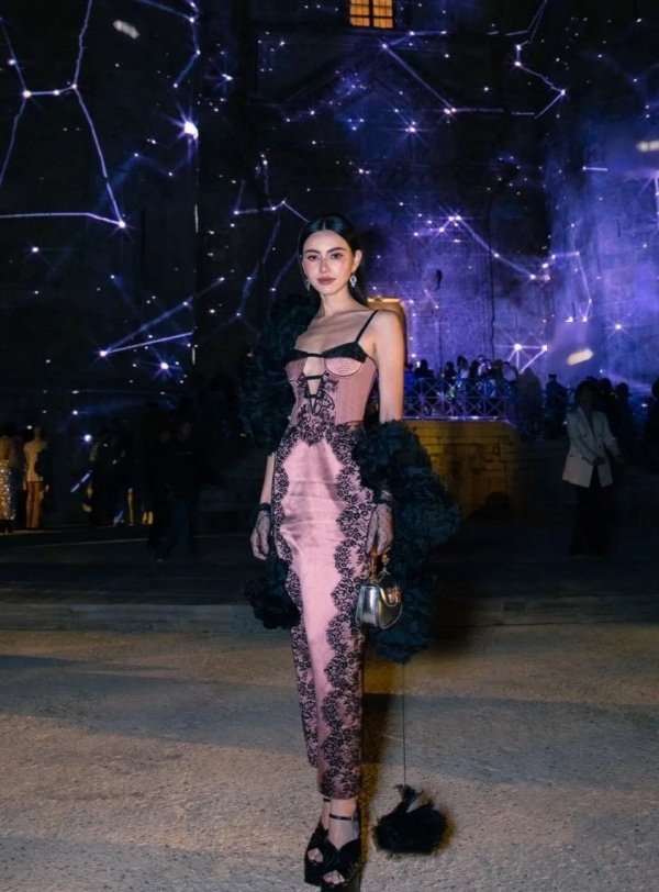 “Ma nữ đẹp nhất Thái Lan” mặc váy lụa như đồ ngủ nhưng lấn át hoàn toàn dàn sao đình đám - Hình 3 “Ma nu dep nhat Thai Lan” mac vay lua nhu do ngu nhung lan at hoan toan dan sao dinh dam-Hinh-3