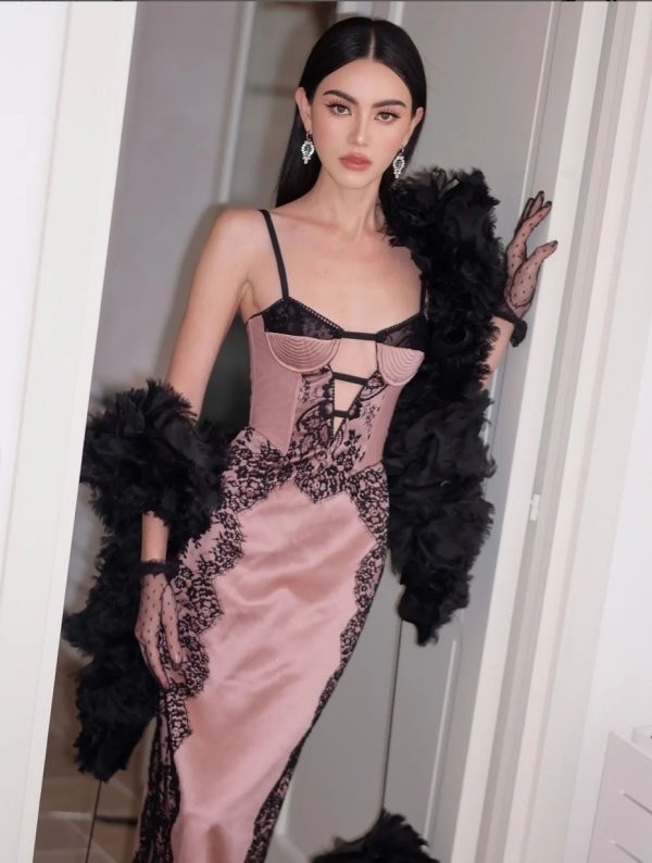 “Ma nữ đẹp nhất Thái Lan” mặc váy lụa như đồ ngủ nhưng lấn át hoàn toàn dàn sao đình đám - Hình 2 “Ma nu dep nhat Thai Lan” mac vay lua nhu do ngu nhung lan at hoan toan dan sao dinh dam-Hinh-2