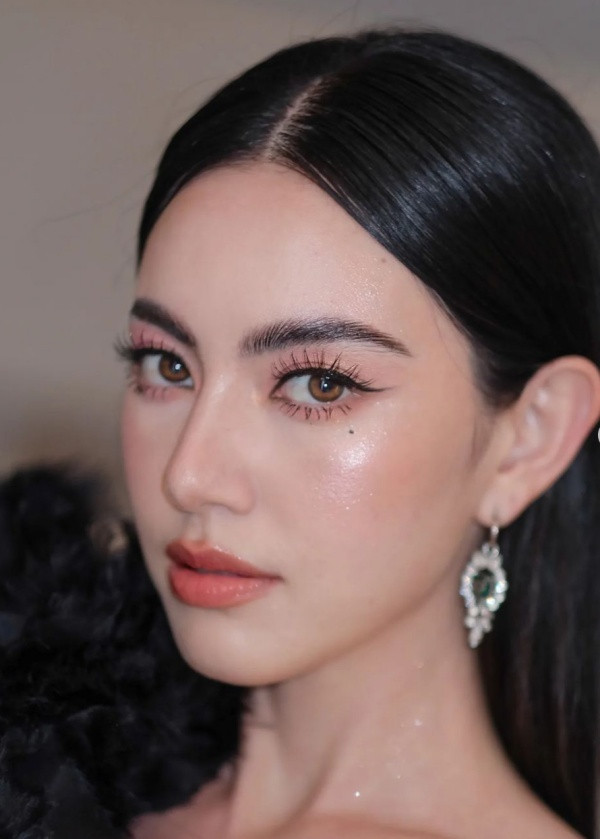 “Ma nữ đẹp nhất Thái Lan” mặc váy lụa như đồ ngủ nhưng lấn át hoàn toàn dàn sao đình đám - Hình 4 “Ma nu dep nhat Thai Lan” mac vay lua nhu do ngu nhung lan at hoan toan dan sao dinh dam-Hinh-4