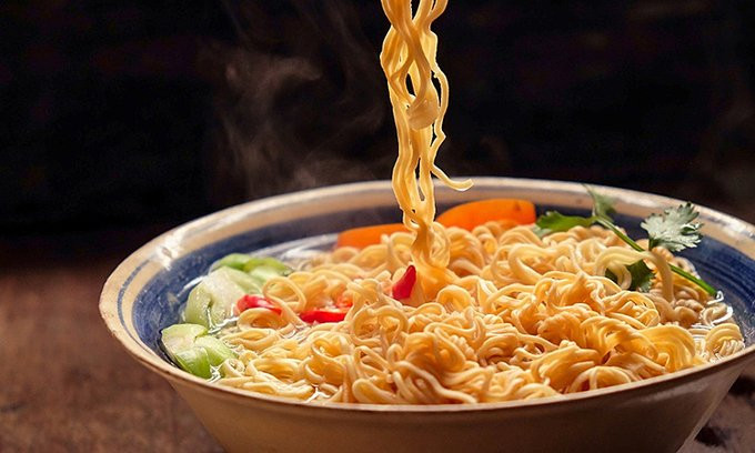 Ăn mì tôm nhớ làm thêm 1 bước này: Loại bỏ chất béo, không lo nóng trong An mi tom nho lam them 1 buoc nay: Loai bo chat beo, khong lo nong trong