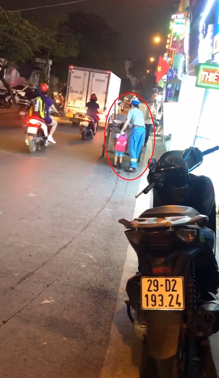 Video: Be con leo deo theo bo di gom rac o Ha Noi... nhieu nguoi nghen ngao