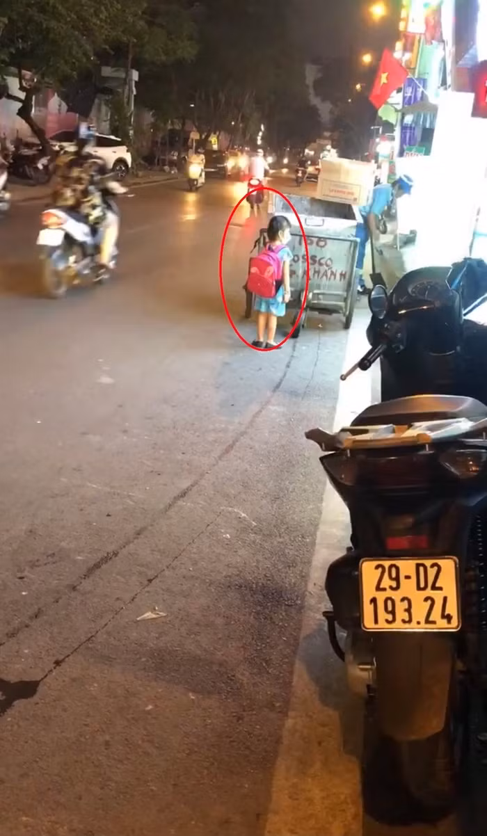 Video: Be con leo deo theo bo di gom rac o Ha Noi... nhieu nguoi nghen ngao-Hinh-2