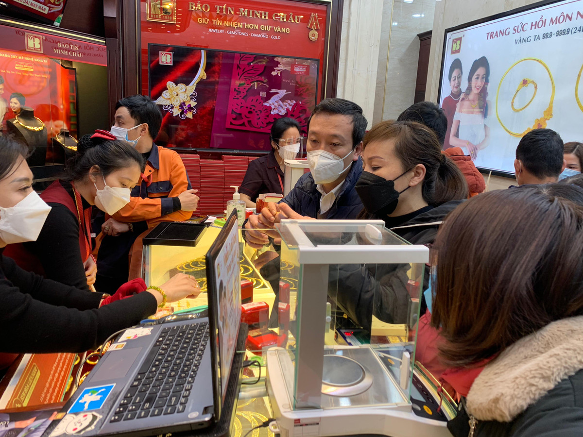 Giá vàng hôm nay 20/5: USD lao dốc, vàng bất ngờ tăng mạnh Gia vang hom nay 20/5: USD lao doc, vang bat ngo tang manh