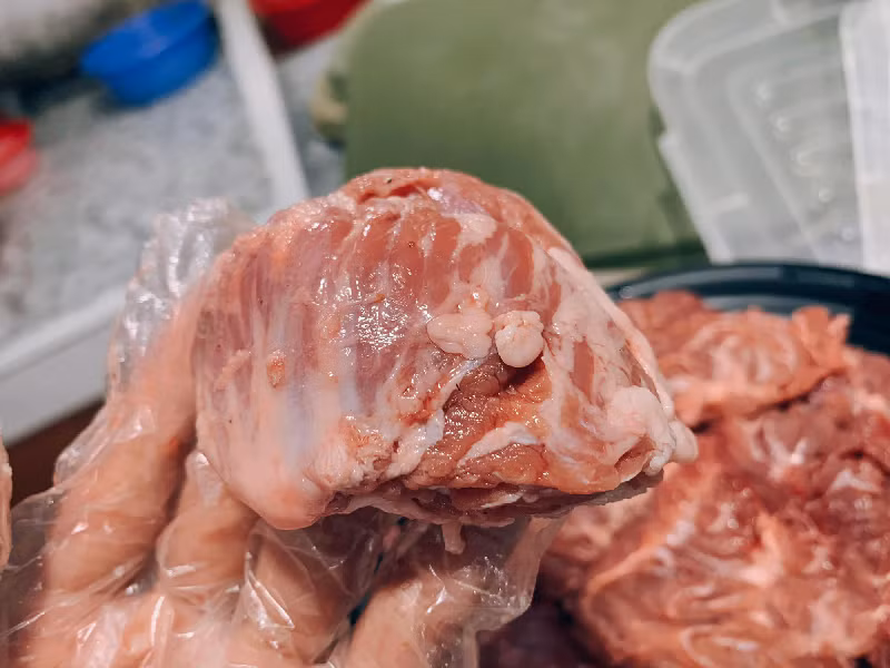 Di cho mua thit lon nho tranh xa 5 phan keo an vao ruoc doc