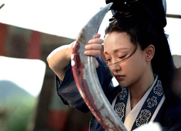 hâu Tấn, Trần Khôn, Tống Giai đều là diễn viên thực lực của Trung Quốc. Do đó, dự án Thi nhãn quyển thiên nhai nhận được sự quan tâm của công chúng. Video hậu trường cũng hé lộ tạo hình của các nhân vật, được đánh giá là mới lạ, kỳ quái.