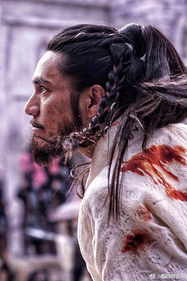 òn Trần Khôn và Châu Tấn là bạn thân ngoài đời và bạn diễn ăn ý trên màn ảnh. Họ từng cùng tham gia các phim Họa Bì, Balzac Và CôTthợ May Trung Hoa, Long Môn Phi Giáp, Thị Thần Lệnh... Hai diễn viên còn cùng nhau thành lập công ty chung và mở trường dạy diễn xuất Sơn Hạ Học Đường.