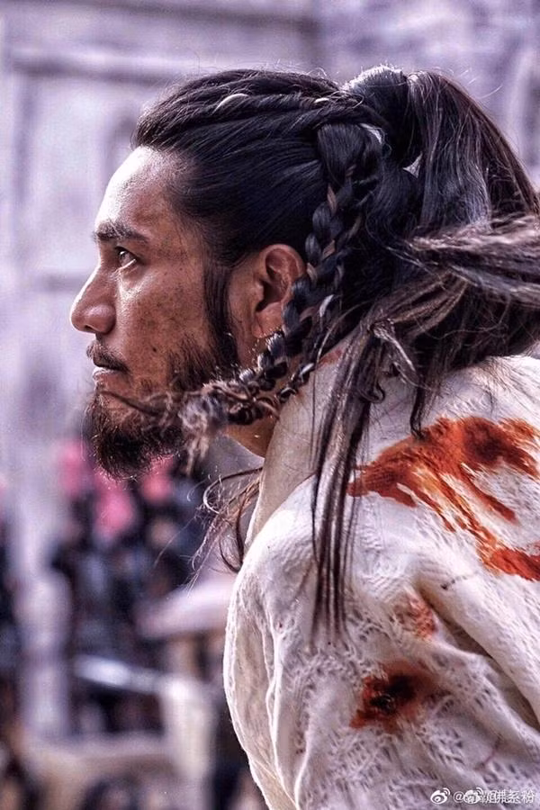 Còn Trần Khôn và Châu Tấn là bạn thân ngoài đời và bạn diễn ăn ý trên màn ảnh. Họ từng cùng tham gia các phim Họa Bì, Balzac Và CôTthợ May Trung Hoa, Long Môn Phi Giáp, Thị Thần Lệnh... Hai diễn viên còn cùng nhau thành lập công ty chung và mở trường dạy diễn xuất Sơn Hạ Học Đường.