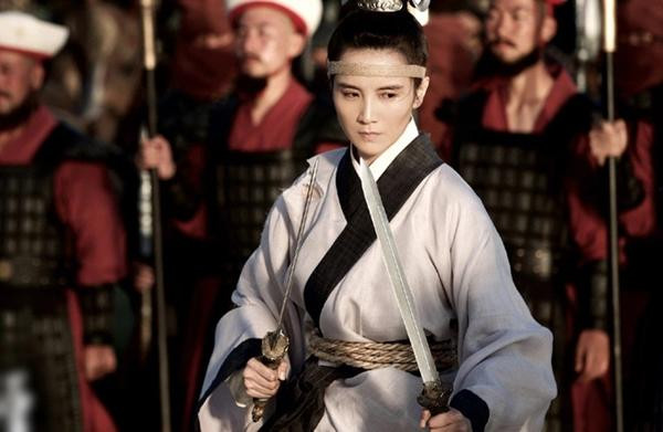 ữ diễn viên Tống Giai vào vai Văn Tán Xuân, là nữ giới, song có tạo hình, cách hành xử như nam nhân. Để thực hiện tốt các cảnh võ thuật, trước khi phim khai máy, Tống Giai đã học võ thuật trong suốt 2 tháng cùng đạo diễn Từ Hạo Phong. Sau một cảnh quay, nữ diễn viên phấn khích: "Không ngờ tôi lên hình đẹp trai như vậy".