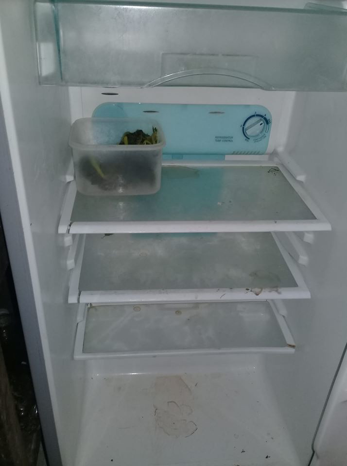 Tủ lạnh hết đồ. Tủ lạnh là vật dụng có liên quan rất mật thiết với chế độ ăn uống, từ đó liên quan đến sức khỏe của cả gia đình. Nếu tủ lạnh luôn đầy ắp thức ăn, điều đó phản ánh về sự trù phú trong khẩu phần ăn hàng ngày của gia đình. Nhưng nếu tủ lạnh trống trải, nó phần nào nói lên tình hình tài chính eo hẹp của gia đình và có thể dự báo sự hao hụt nguồn tiền. Do vậy, hãy cố gắng để tủ lạnh luôn có thức ăn.