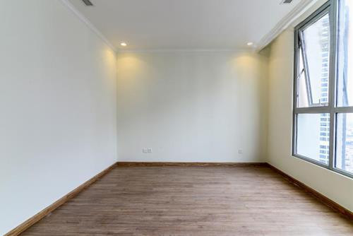  Phòng không. Phong thủy quan niệm phòng trống tạo cho người ta cảm giác lạnh lẽo, mất cân bằng âm dương. Điều này về lâu dài còn làm ảnh hưởng đến vận khí của gia chủ và những người trong nhà, hay ốm đau, mệt mỏi và cáu gắt.