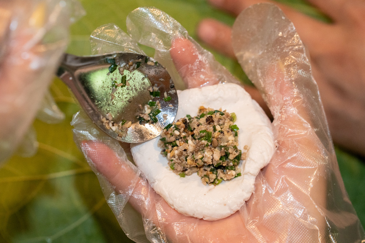 Để ra thành phẩm cuối cùng, người dân có thể mất cả ngày từ khâu tìm tổ kiến trên rừng, ngâm nếp, xay bột gói bánh rồi hấp chín... Người Tày chỉ lấy trứng của loại kiến đen có thân nhỏ, đuôi nhọn, thường sống trên cây măng, nứa. "Thời gian thu hoạch mỗi tổ kiến khoảng 30 phút. Chúng tôi thường đi vào ngày nắng, khô ráo để trứng không dính bùn và phải thao tác phải thật nhanh tránh bị kiến bò lên người, dính nhựa", chị Chính chia sẻ.