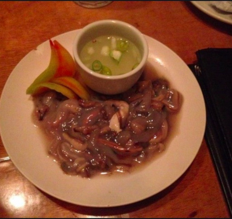 Sau khi được bắt ra khỏi thân cây, hà gỗ chỉ cần được làm sạch, bỏ đầu bỏ đuôi là đã có thể… ăn sống tại chỗ.