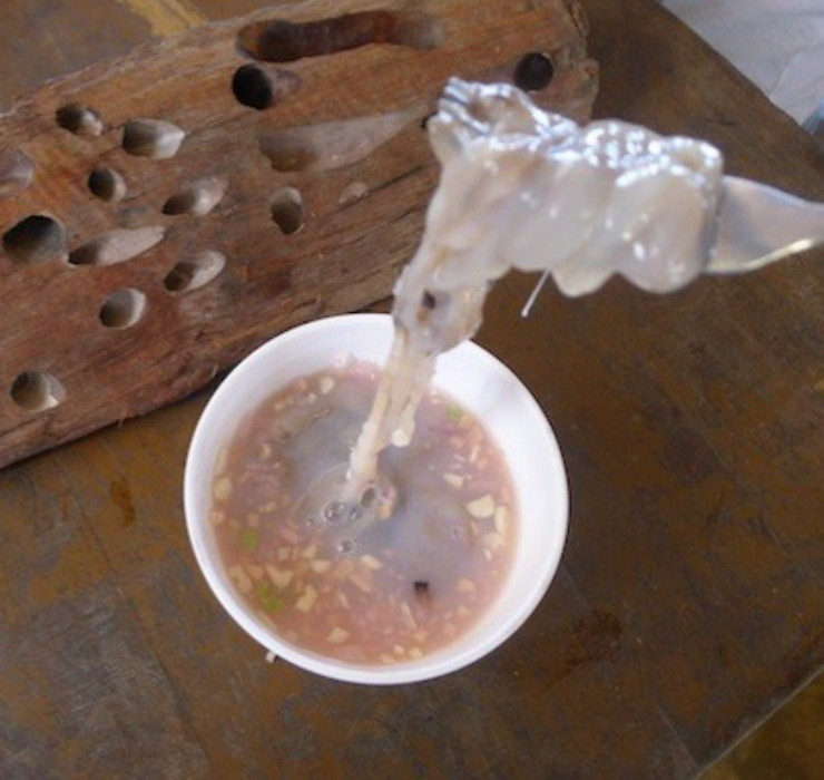 Ngoài ra, chúng còn có thể được chế biến bằng cách chiên giòn hoặc nướng để hương vị trở nên dễ ăn hơn.