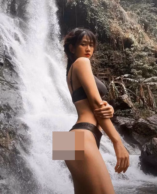 Cô lựa chọn nội y tối giản, màu đen. Điểm nhấn là kiểu quần siêu nhỏ, tôn vòng 3 tối đa. Sự đột phá trong thiết kế kết hợp chất liệu cotton cao cấp, có độ co giãn mềm mại, làm nổi bật đường cong của người mặc. Không chỉ thế, cô còn lựa chọn kiểu áo có phần cup ngực vừa vặn, cổ chữ V, tôn vòng 1.