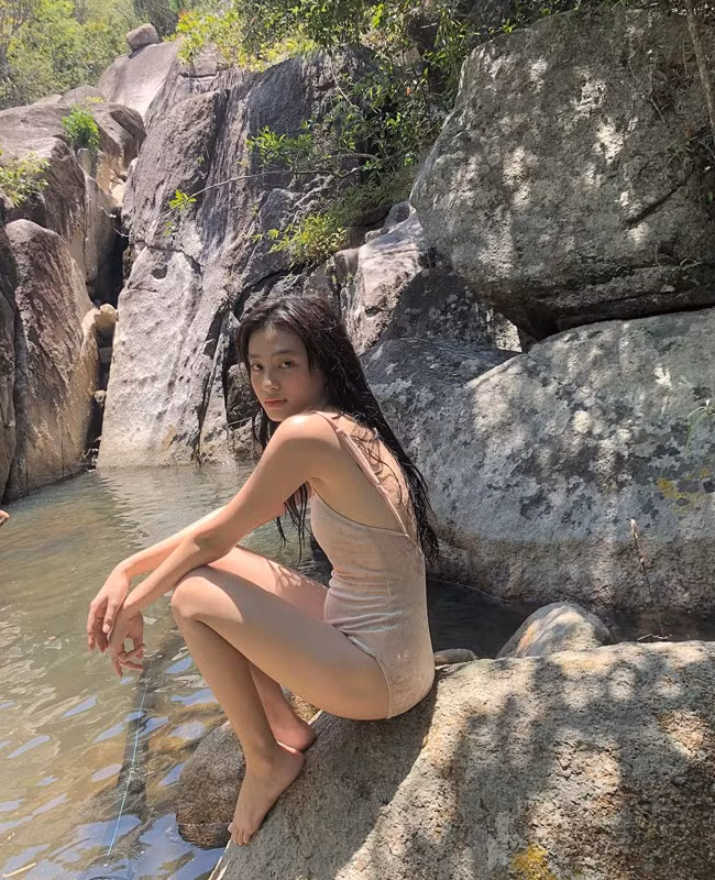 Cũng "đu trend" mặc gợi cảm đi tắm nhưng các người đẹp Việt lại có phần táo bạo hơn hẳn.