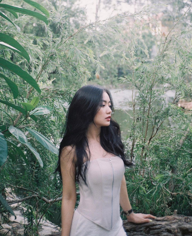 Một nhiếp ảnh gia cho biết, để cho ra đời những bức hình đẹp như một nàng thơ bên bờ suối thì việc khó khăn nhất phải kể đến quá trình di chuyển vì nơi đây có địa hình khá gồ ghề, dễ bị trơn trượt.