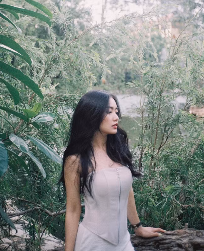 Một nhiếp ảnh gia cho biết, để cho ra đời những bức hình đẹp như một nàng thơ bên bờ suối thì việc khó khăn nhất phải kể đến quá trình di chuyển vì nơi đây có địa hình khá gồ ghề, dễ bị trơn trượt.