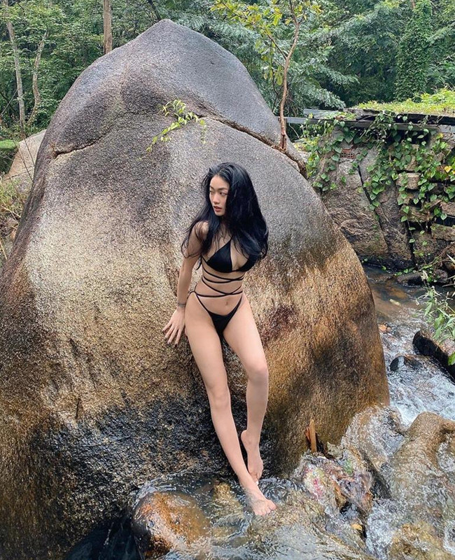 Không ít người đẹp được ví von như nữ thần khi khoác lên người bộ trang phục mỏng manh, khoe khéo từng đường nét cơ thể gợi cảm mà không phô, thô.